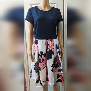 pre-owned Gabby Skye size 10 short sleeve dress. TB